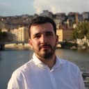 Portrait de Jules Ginhac, co-fondateur et ingénieur IA d'Apogée Consult, sur les quais de Saône à Lyon
