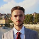 Portrait de Mathieu Ponton, co-fondateur et ingénieur logiciel d'Apogée Consult, sur les quais de Saône à Lyon