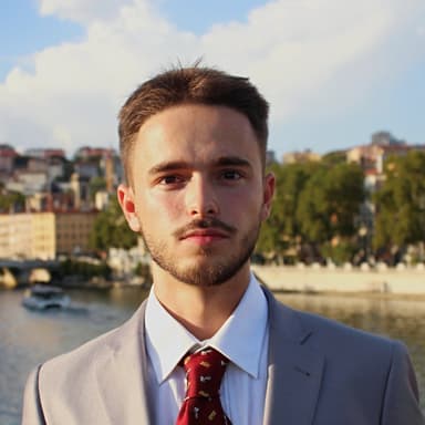 Portrait de Mathieu Ponton, co-fondateur et ingénieur logiciel d'Apogée Consult, sur les quais de Saône à Lyon